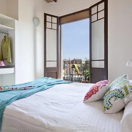 Happy People Sagrada Familia Gaudi Apartment *
