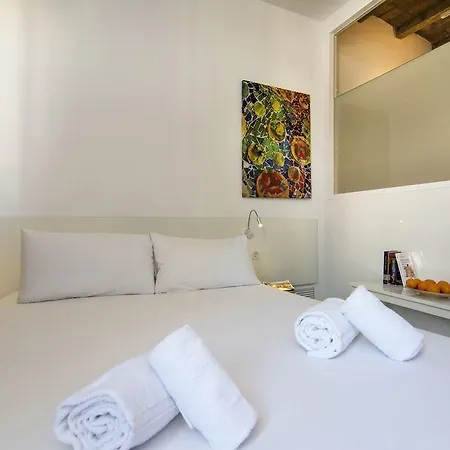 Happy People Sagrada Familia Gaudi Apartment *