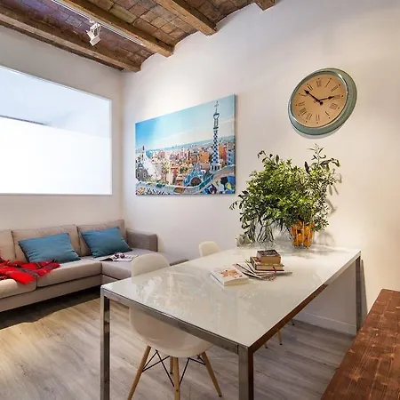 Happy People Sagrada Familia Gaudi Apartment Barcelona