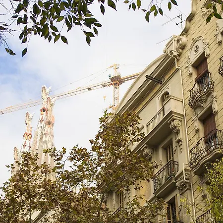 Happy People Sagrada Familia Gaudi Apartment Barcelona