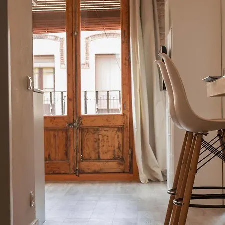 Happy People Sagrada Familia Gaudi Apartment