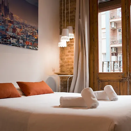 Happy People Sagrada Familia Gaudi Apartment Barcelona