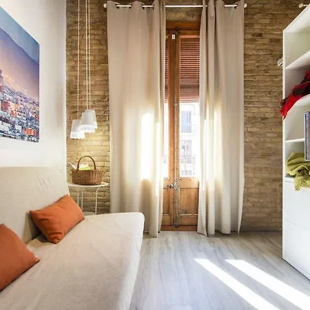 Happy People Sagrada Familia Gaudi Apartment *