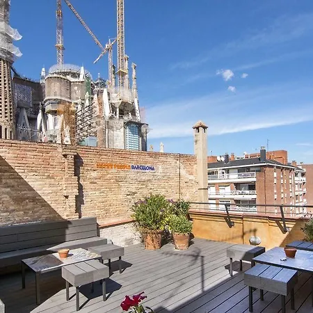 Happy People Sagrada Familia Gaudi 巴塞罗那