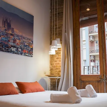 Happy People Sagrada Familia Gaudi Apartment *