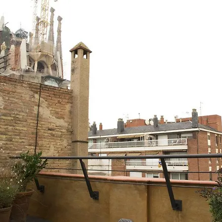 Happy People Sagrada Familia Gaudi Apartment