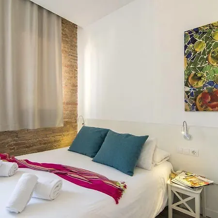 Happy People Sagrada Familia Gaudi Apartment